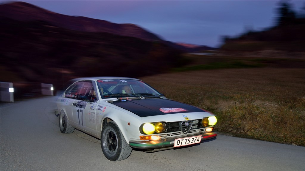 Jens Gandrup Jørgensen (Odense) og Kristian Flensbak Jørgensen (Aarhus) er nr. 23 i deres Alfa Romeo Alfetta GTV fra 1977.
(Foto: Michael Eisenberg)